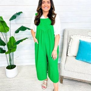 Perfect for a summer afternoon! Barely worn Kelly green jumper.